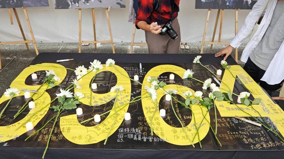 中正紀念堂舉辦六四天安門事件35周年慶祝活動，以燭光鮮花排出8964字樣。王秋燕攝
