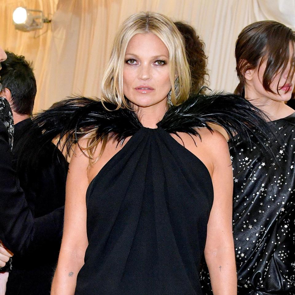 Kate-Moss-red-carpet-beauty-legs-met-gala