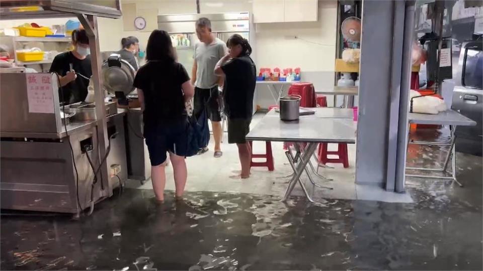 大雷雨狂炸措手不及　北港鎮馬路變小河！居民拿掃把迎戰