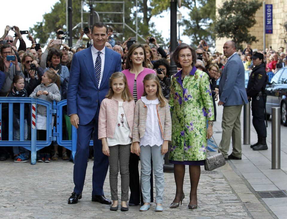 <p>König Felipe VI. und Königin Letizia herrschen derzeit über Spanien. Das Paar ist hier mit seinen Töchtern, Prinzessin Leonor und Sofía abgelichtet. Die Königin-Mutter Sofía ist ganz rechts zu sehen.<em> [Bild: Getty]</em> </p>