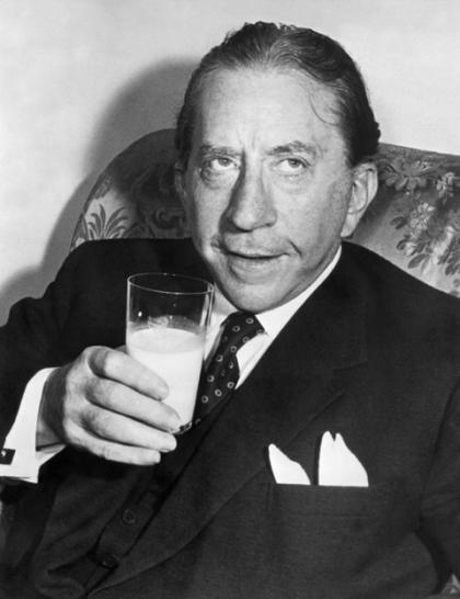 El multimillonario J. Paul Getty bebe un vaso de leche en una fotografía de 1957 (Getty)