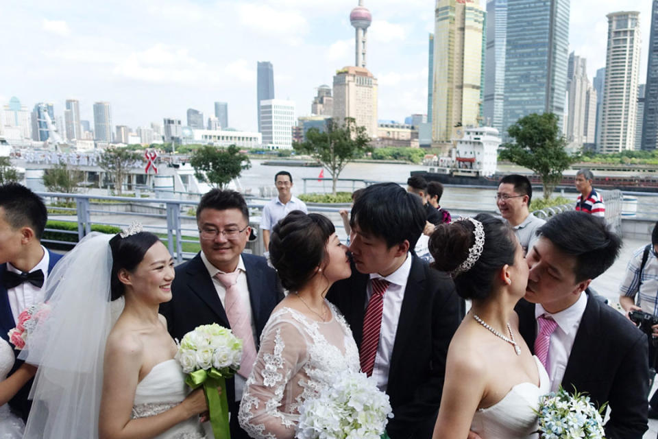 17對來自各地的新人在上海黃浦江畔舉辦了一場集體婚禮。