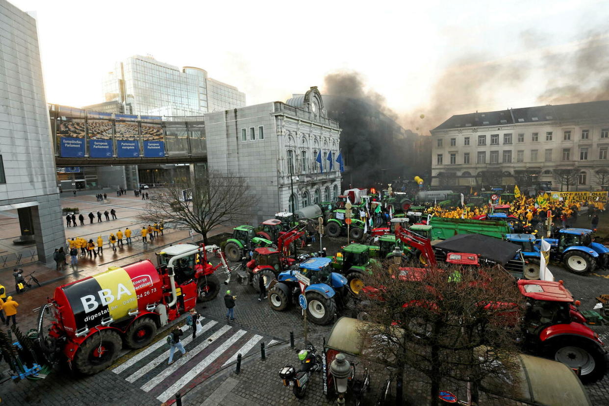 Un millier de tracteurs et d'engins agricoles sont présents à Bruxelles jeudi et bloquent les rues de la capitale belge.  - Credit:YVES HERMAN / X00380 / REUTERS