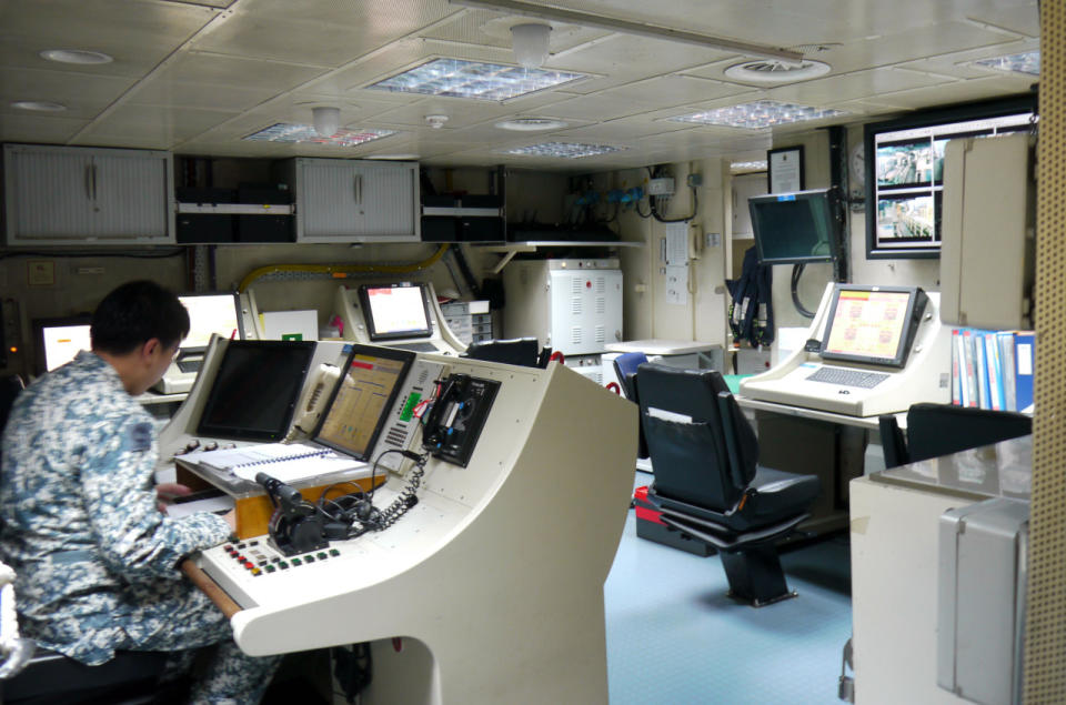 The ship’s machinery control room, which is always manned. (Photo: Dhany Osman/Yahoo Newsroom)