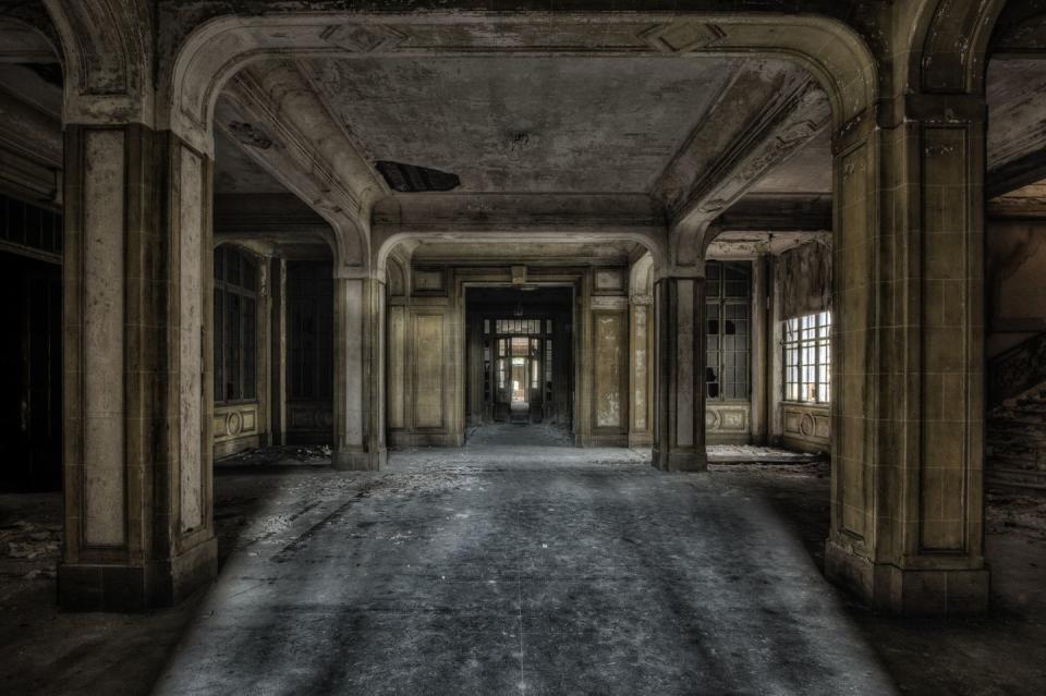 30 Photos of Abandoned Hospitals That'll Send Chills Down Your Spine