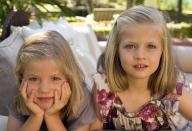 Un posado veraniego de las hijas de los Reyes fue el elegido para felicitar las Navidades 2012-2013. Dicho retrato forma parte de la sesión de fotos que se realizó por el 40 cumpleaños de Letizia. (Foto: Casa de S.M. el Rey via Getty Images)