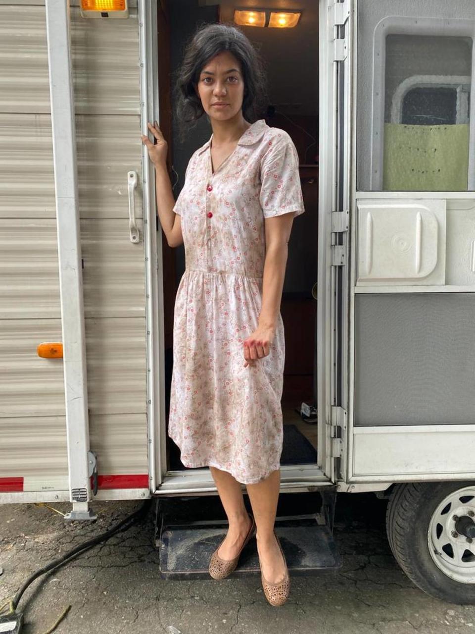 Alina Robert en el set de filmación de la serie “El grito de las mariposas”.