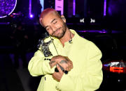 Maluma, di giallo vestito, si gode l'ambita statuetta (Photo by Jeff Kravitz/MTV VMAs 2020/Getty Images for MTV)