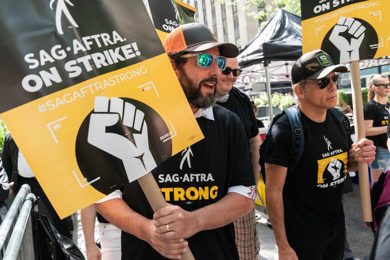 Adam Sandler y Ben Stiller en uno de los piquetes de la huelga de actores en Nueva York <a href="https://www.shutterstock.com/es/image-photo/adam-sandler-ben-stiller-joined-picket-2341478445" rel="nofollow noopener" target="_blank" data-ylk="slk:lev radin / Shutterstock;elm:context_link;itc:0;sec:content-canvas" class="link ">lev radin / Shutterstock</a>