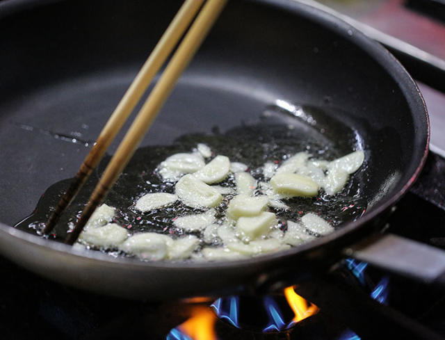 The One Type Of Seasoning Experts Say No One Should Be Cooking With Anymore  Because It Causes Weight Gain And Inflammation