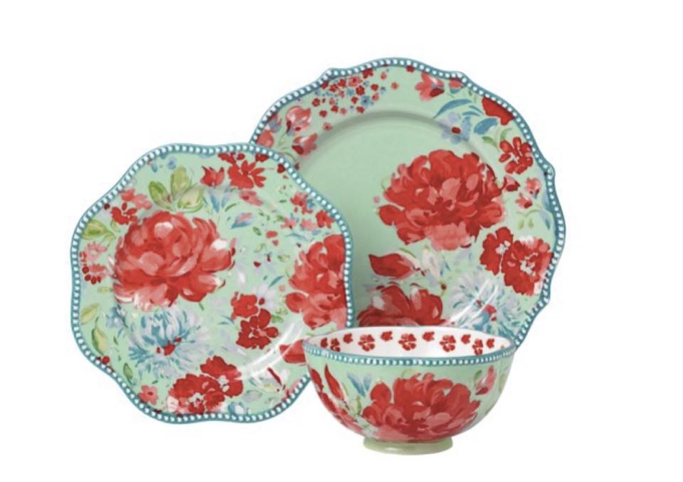 Green and red Pioneer Woman dinnerware set