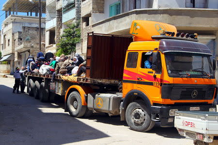 Residents flee Jisr al-Shughour town after rebels took control of the area April 25, 2015. REUTERS/Ammar Abdullah