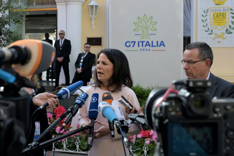 La alemana Annalena Baerbock habla con la prensa a su llegada a la reunión de ministros de Exteriores del G7, el 18 de abril de 2024 en la isla italiana de Capri (Tiziana Fabi)