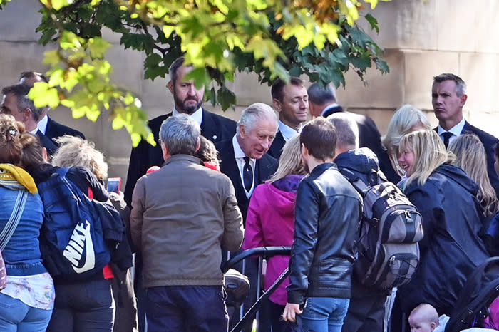 Los reyes Carlos y Camilla llegan a Edimburgo para unirse al cortejo fúnebre de Isabel II