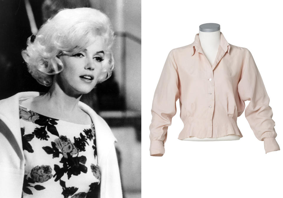 En esta combinación de fotos, Marilyn Monroe en el set de "Something's Got To Give", en Los Ángeles, en abril de 1962, izquierda, y una blusa de seda rosa pálido hecha a la medida para Monroe para "Let's Make Love". La prenda forma parte de una subasta de Julien's Auctions de artículos históricos de Hollywood prevista del 15 al 17 de julio de 2022. (Foto AP, izquierda, Julien's Auctions vía AP)