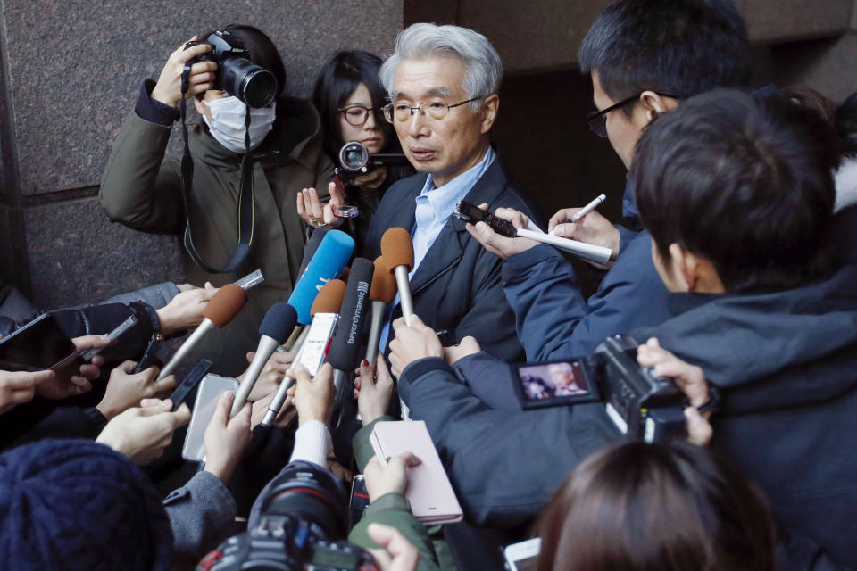 Junichiro Hironaka, al centro, abogado del expresidente de Nissan Carlos Ghosn, habla con la prensa en Tokio, el martes 31 de diciembre de 2019. (Fumine Tsutabayashi/Kyodo News vía AP)