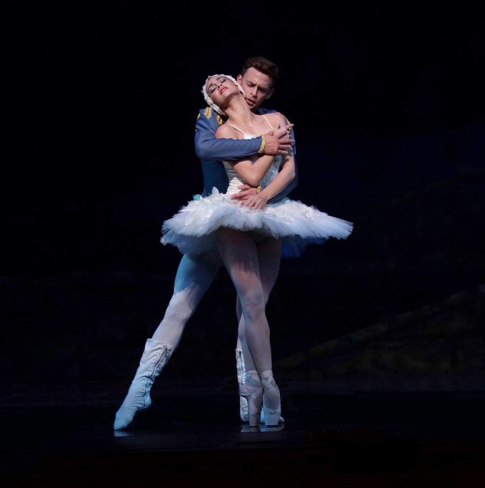 Adiarys Almeida y Taras Domitro en “Swan Lake” del Orlando Ballet (2018).