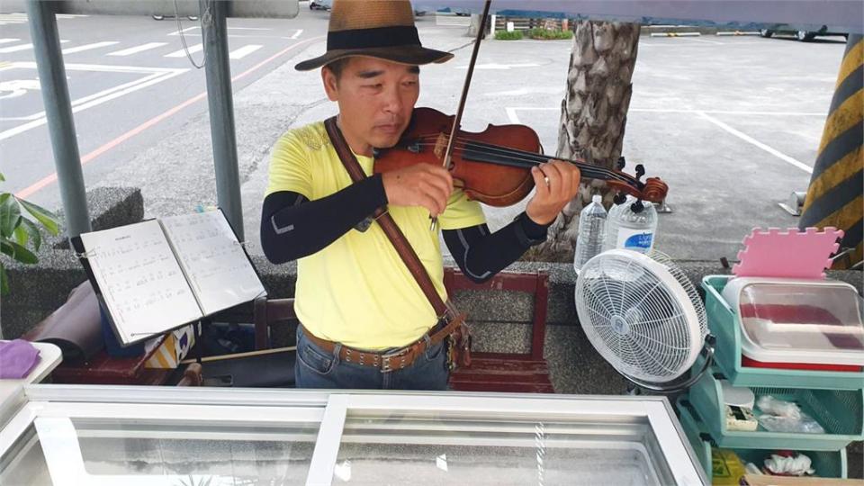 廣興國小退休校長李奇峰，小提琴拉得忘我，說是要彈給自己的冰聽。（圖／民視新聞）