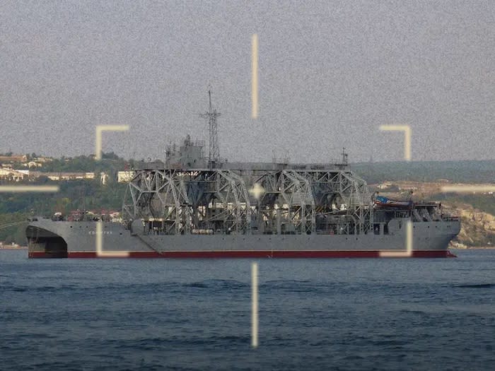Das Kriegsschiff Kommuna, das angeblich von der Ukraine getroffen wurde. Das Bild zeigt eine Fotomontage, die auf der Plattform X geteilt wurde. - Copyright: Defense of Ukraine/X