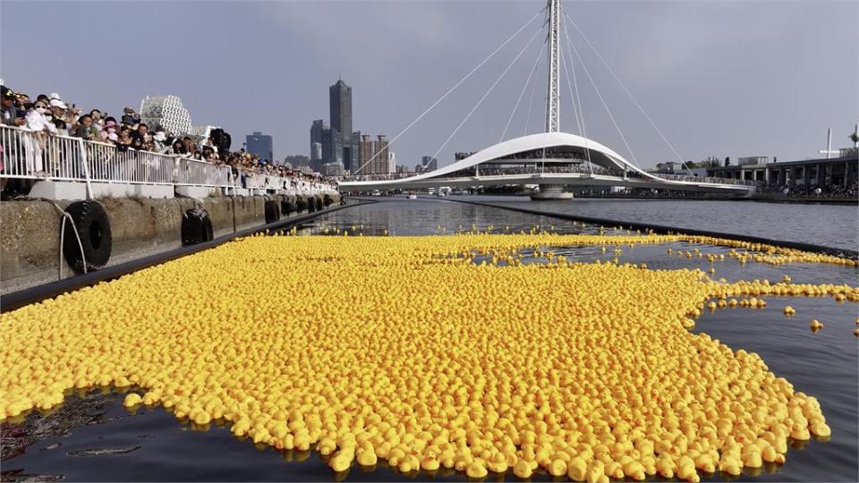 １‧５萬隻黃色小鴨港灣漂流　抽中冠軍鴨編號獲東京來回機票