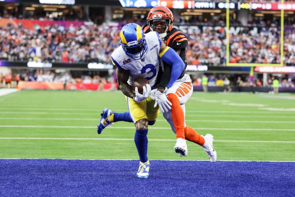 The Rams' Odell Beckham Jr. (3) pulls in a touchdown pass despite coverage by the Bengals' Mike Hilton in Super Bowl LVI.