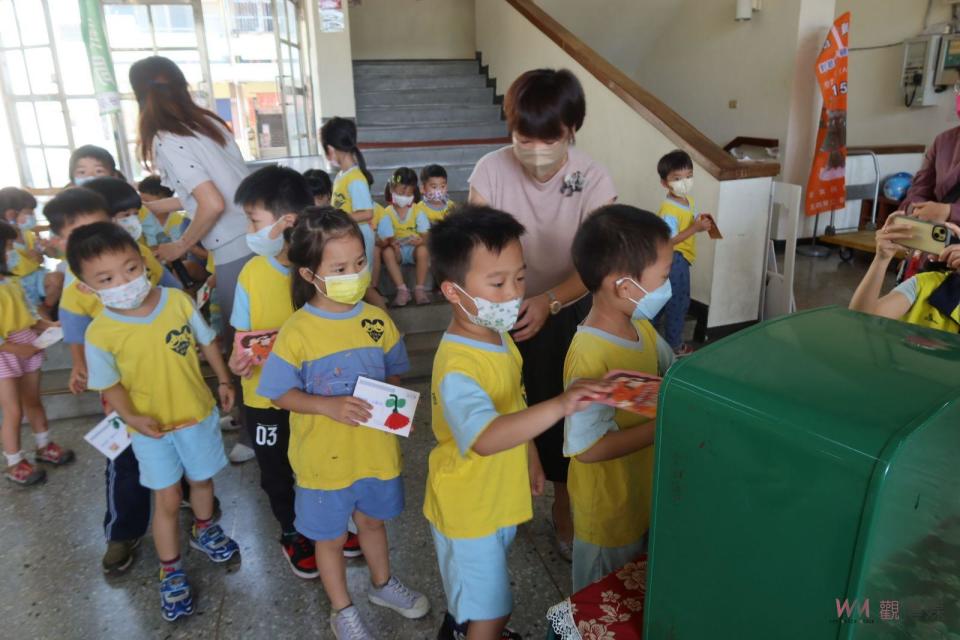 ▲彰化郵局在彰師大幼兒園辦理「媽媽我愛您」母親節活動，彰師大幼兒園的小朋友透過手寫或手繪明信片，向他們最愛的媽咪表達愛意。（圖／記者陳雅芳攝，2023.05.04）