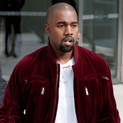 … beim Gedanken an Kanye West in den Sinn kommt. Heute pflegt er nämlich sein Bad-Boy-Image, jettet mit seiner Holden Kim Kardashian durch die Weltgeschichte und macht mit seinem rebellischen Verhalten vor allem auf Preisverleihungen regelmäßig von sich reden. (Bild: Getty Images)