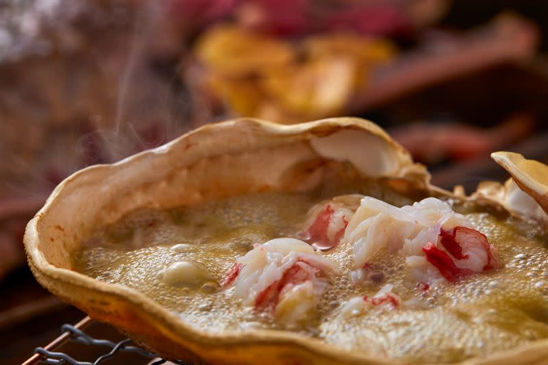 道地和食料理手法「甲羅燒」，以蟹殼燉煮蟹膏、蟹腳原汁原味。
