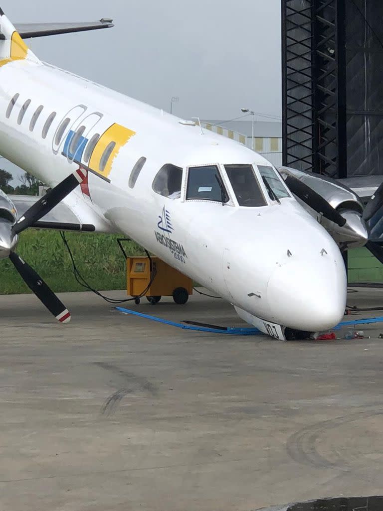 El mecánico estaba reparando el avión cuando se cayó sobre él (Foto: Twitter Edgardo Martínez)