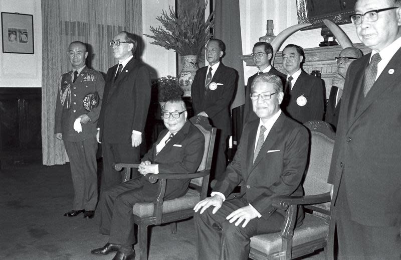 1984年李登輝獲蔣經國提名為副總統候選人，當時李在蔣面前正襟危坐，椅子從未坐滿。（中央社）
