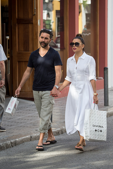 Eva Longoria, quien prácticamente sigue de luna de miel, se paseó con su marido José Bastón y fue de compras luciendo un ajuar muy veraniego y chic.