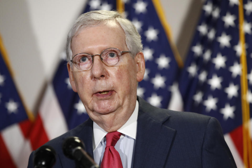 En esta foto del 19 de mayo de 2020, el líder del bloque republicano en el Senado, Mitch McConnell, habla con la prensa en el Capitolio, Washington. (AP Foto/Patrick Semansky)