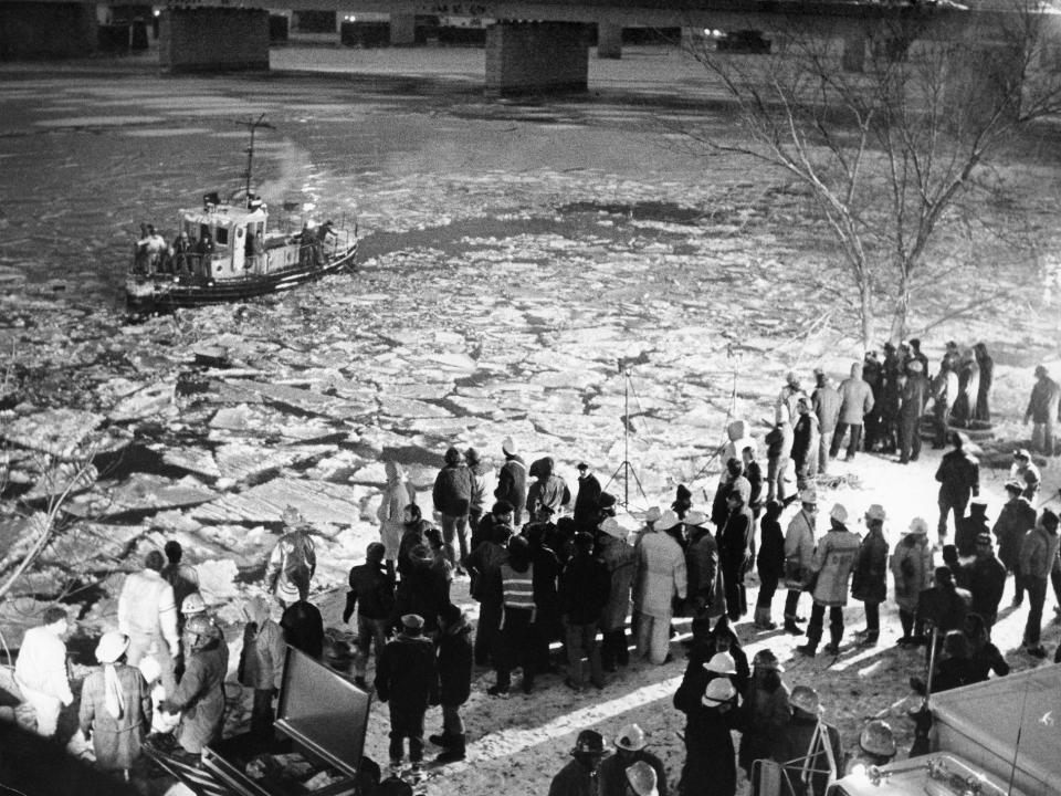 Crowds gather along the frozen banks near the scene where the Air Florida Flight 90 crashed into the Potomac River on January 13, 1982.