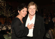 Robert Redford und seine Frau Sibylle Szaggars, das Paar ist seit 2009 verheiratet. Bevor der Schauspieler und Regisseur mit ihr in den Hafen der Ehe einlief, war von 1958 bis 1985 Lola Van Wagenen die Ehefrau an seiner Seite. Über sein Privatleben ist sonst nur wenig bekannt: Redford steht dem Hollywoodzirkus kritisch gegenüber und lebt sehr zurückgezogen. Nebenbei engagiert er sich im Umweltschutz. (Bild-Copyright: Dimitrios Kambouris/WireImage)