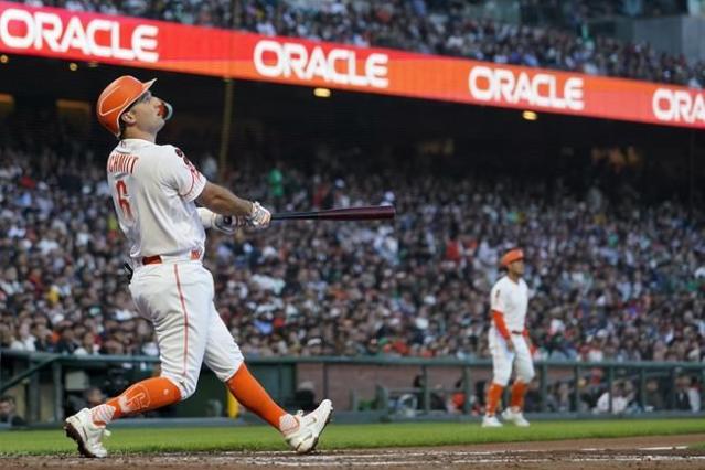 Yastrzemski hits go-ahead double in the 8th, lifting Giants past