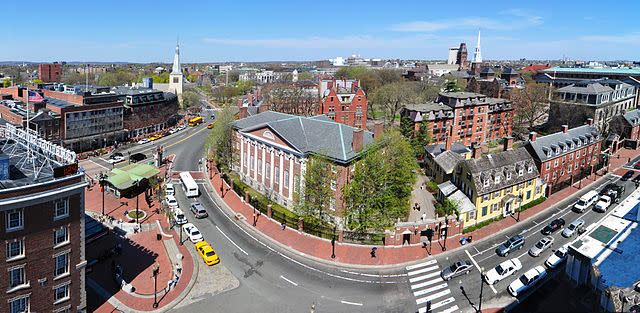 640px-Harvard_square_harvard_yard