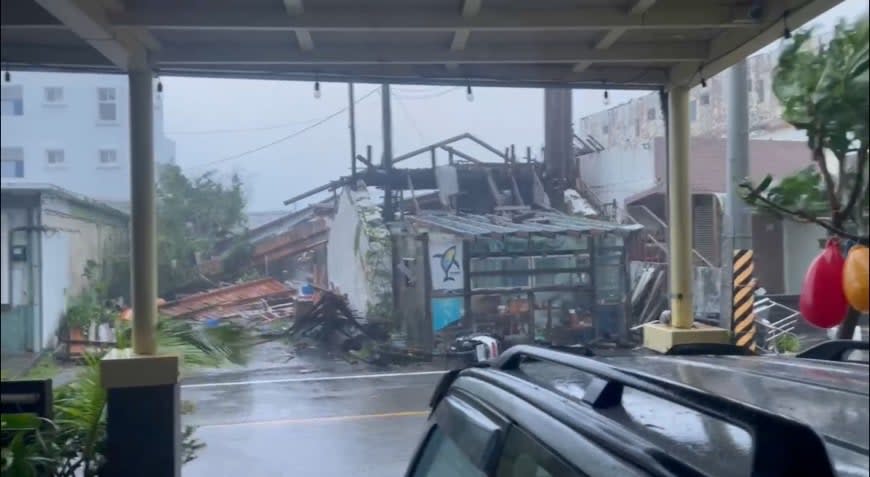 海葵發威挾「10級狂風暴雨」！綠島民宿「2樓全飛了」驚人對比照曝