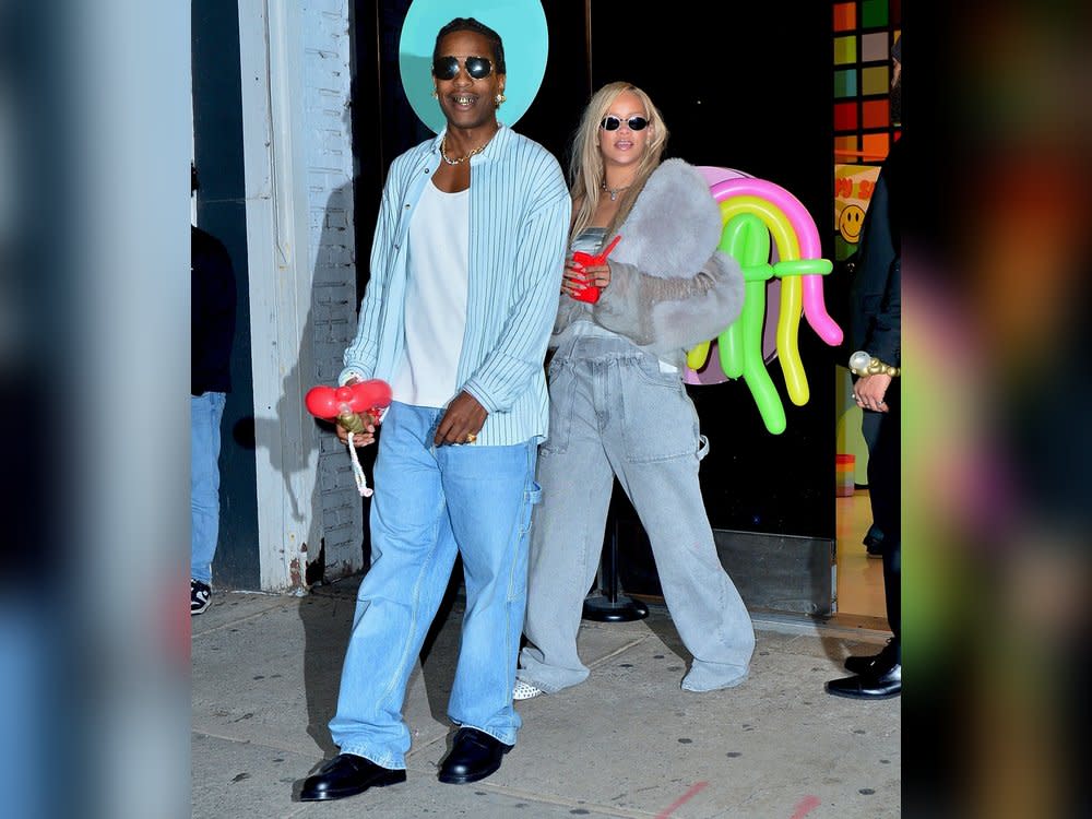 Er im lässigen Jeanslook, sie in grauer Kombi mit Flauchjacke: A$AP Rocky und Rihanna feierten in New York den Geburtstag ihres ältesten Sohnes. (Bild: Action Press/Backgrid)