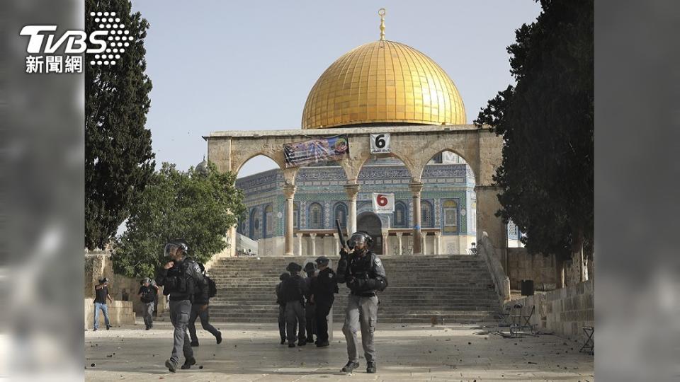 圖說：以色列軍警在阿克薩清真寺外部署鎮暴隊形 (圖／達志影像美聯社)