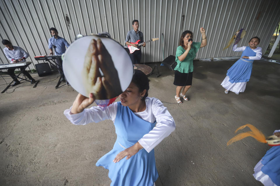 Baile durante una ceremonia en la iglesia evangélica Oasis de Paz en Managua el 16 de agosto del 2020. Las iglesias evangélicas siguieron difundiendo el Evangelio a pesar de las restricciones que impuso el gobierno para frenar la propagación del coronavirus. (AP Photo/Alfredo Zuniga)