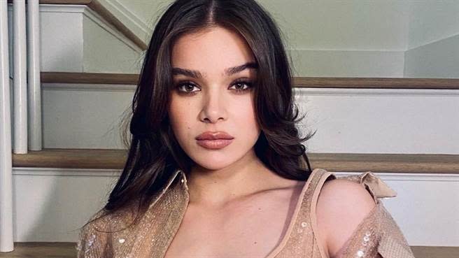 「女鷹眼」海莉史坦菲德（Hailee Steinfeld）近日登上雜誌，辣秀凹凸有致的火辣身材。（圖／IG@haileesteinfeld）