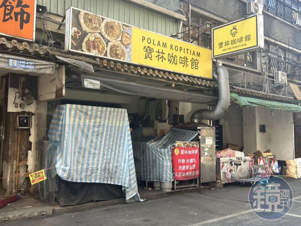 位在饒河夜市裡的「寶林咖啡館」電費未繳，今天將被停電。