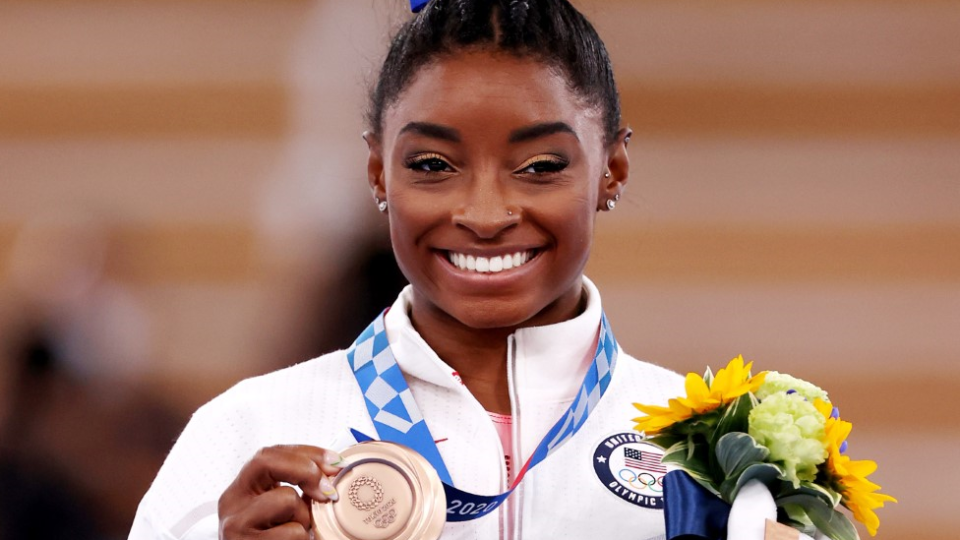 La gimnasta olímpica Simone Biles ha hablado sobre su propia experiencia con la neurodivergencia y ha utilizado su voz para crear conciencia sobre diversas afecciones.