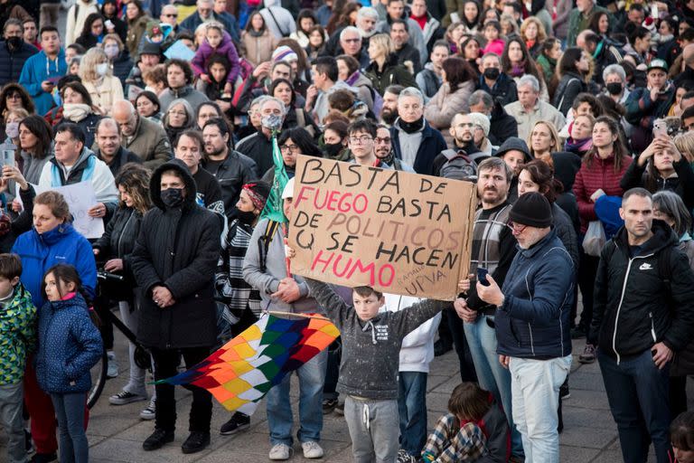 Masiva marcha en Rosario contra los incendios en las islas del Delta del Paraná