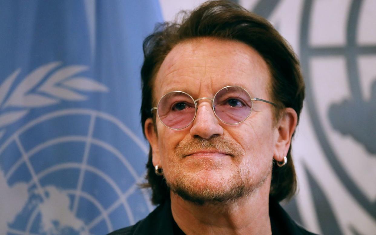 Barack Obama habe ihm "nicht eine Minute lang" geglaubt, dass Bono (Bild) tatsächlich an einer Salicylsäure-Intoleranz leide, scherzt der Musiker in seinen Memoiren. (Bild: 2020 Getty Images/Spencer Platt)