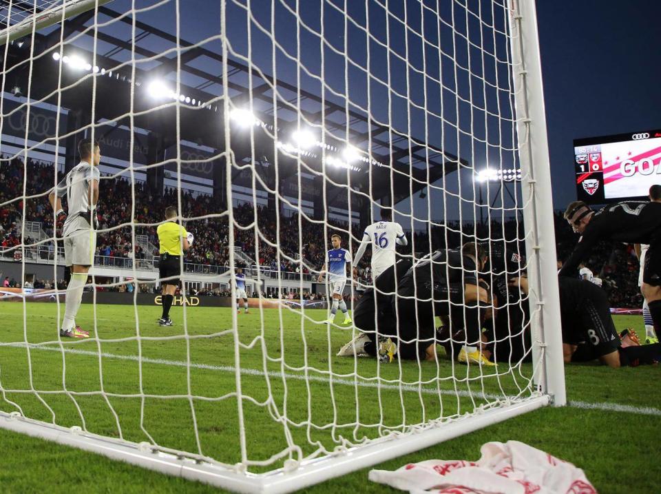 DC United celebrate their late winner over Dallas (USA TODAY Sports)