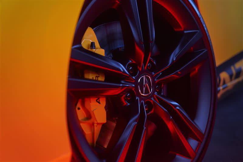 Acura新一代Integra具備銳利頭燈、19吋輪圈及Brembo卡鉗。（圖／翻攝自Acura官網）