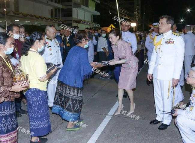 泰王夫婦共同夜巡。（圖／翻攝自網易新聞）