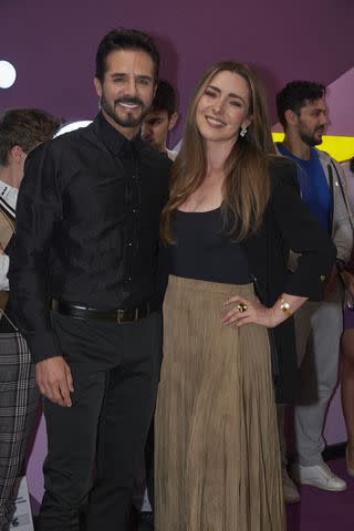 <p>Jaime Nogales/Medios y Media/Getty Images</p> Jose Ron y Ariadne Diaz, protagonistas de Papas por conveniencia