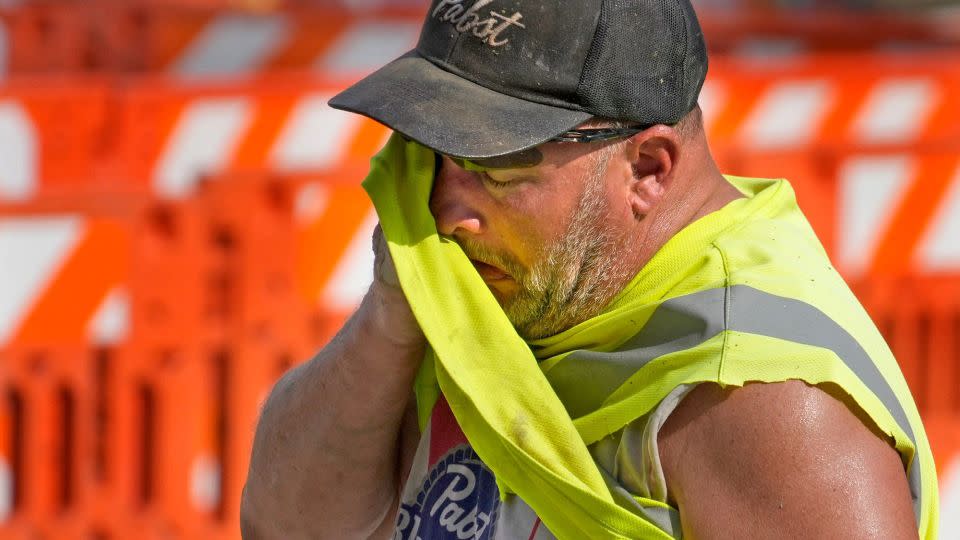 Jeff Nerby von Arrow-Crete Construction an einem heißen und feuchten Tag während der Arbeit in Milwaukee, Wisconsin, 17. Juni 2024. - Mike De Sisti/The Milwaukee Journal Sentinel/USA Today Network/Reuters